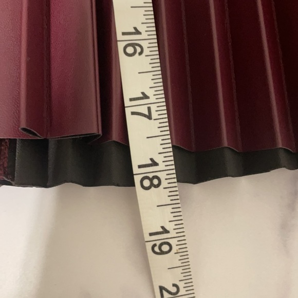 EXPRESS NWT MAROON/WINE HIGH WAISTED PLEATED VEGAN LEATHER TENNIS SKIRT SIZE 6 - Picture 7 of 8